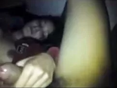 स्टॉकिंग्स पहने इंडि ...