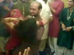 फूहड़ कारमेन वेलेंटी ...