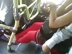 सुंदर लड़की ने रेतील ...