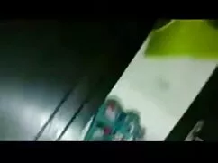 दो गर्म रेडहेड्स आउट ...
