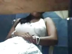 छोटे आदमी के साथ रेड ...